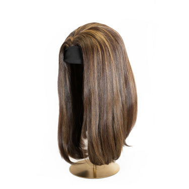 A mannequin head featuring a workout wig with a straight style and highlights.